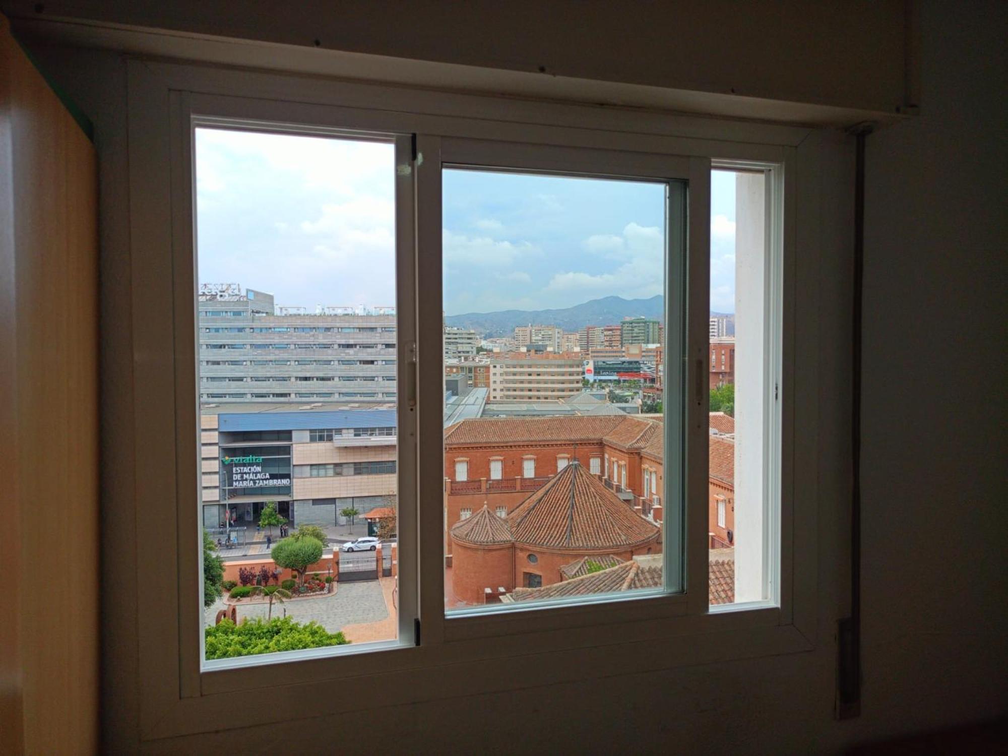 Habitacion Privada Centro Malaga Cerca Tren Maria Zambrano Y Playa Muy Buena Conexion Wifi Bagian luar foto